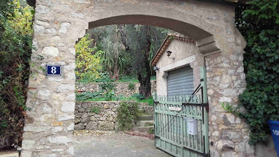 Où se trouvent nos limites ? Les lois comme les 10 commandements parlent de limites qui définissent le fondement de la vie de chaque personne, elles permettent aussi à Dieu de mettre de l’ordre dans la création et dans la structure de l’être humain. Elles nous sortent de la fusion, de la confusion des places, de la convoitise et de l’emprise. Lorsque les limites sont claires, nous sommes en mesure de les respecter. Les limites psychiques ne sont pas innées, elles sont acquises. Elles se forment dans l’enfance par l’expérience. C’est à ce moment qu’on apprend à les ajuster et à respecter celles d’autrui.