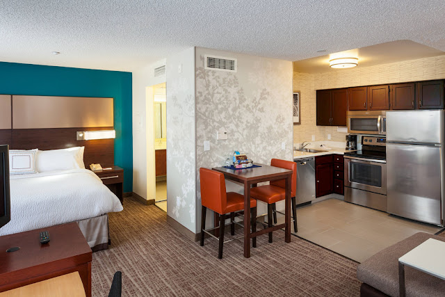 After exploring the fabulous Vegas Strip, come relax in Residence Inn By Marriott Las Vegas/Green Valley in Henderson. Perfect for an extended stay, this hotel is located in a peaceful location just a seven mile shuttle ride from The Strip, and a short drive to the famous Hoover Dam.