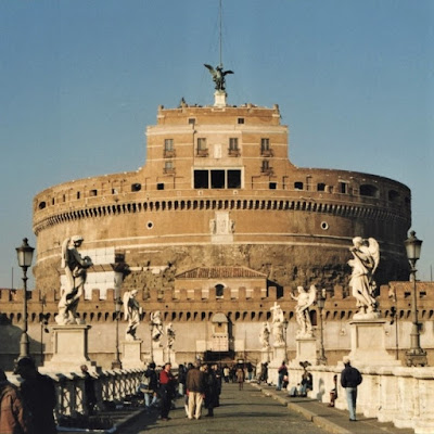 Ponte sobre o Rio Tibre que conduz ao Castelo de Sant'Angelo em Roma, Itália. Ponte sobre o Rio Tibre que conduz ao Castelo de Sant'Angelo em Roma, Itália.