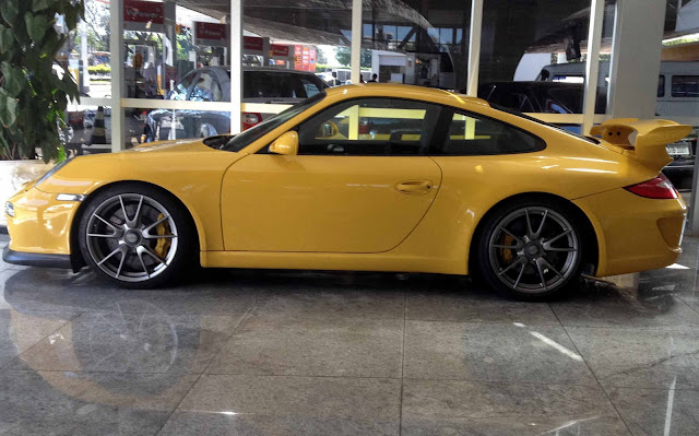 Yellow Porsche 911 3.8 GT3