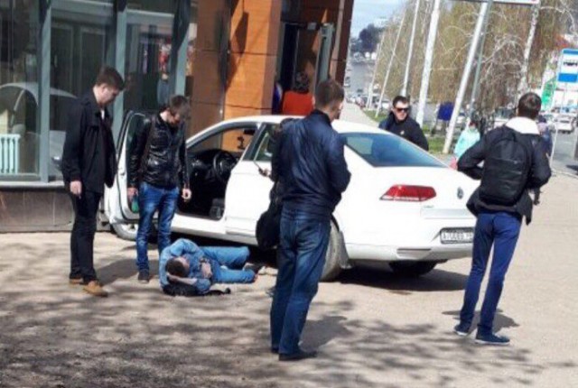 В Уфе автомобиль сбил сразу троих пешеходов Видео В Уфе автомобиль сбил сразу троих пешеходов Видео