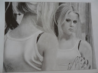 Desenho realista de uma garota se olhando no espelho