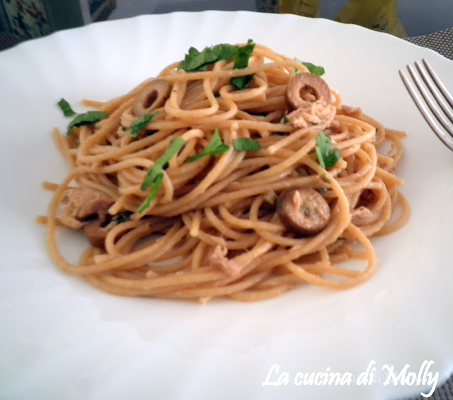 spaghetti integrali al tonno e olive