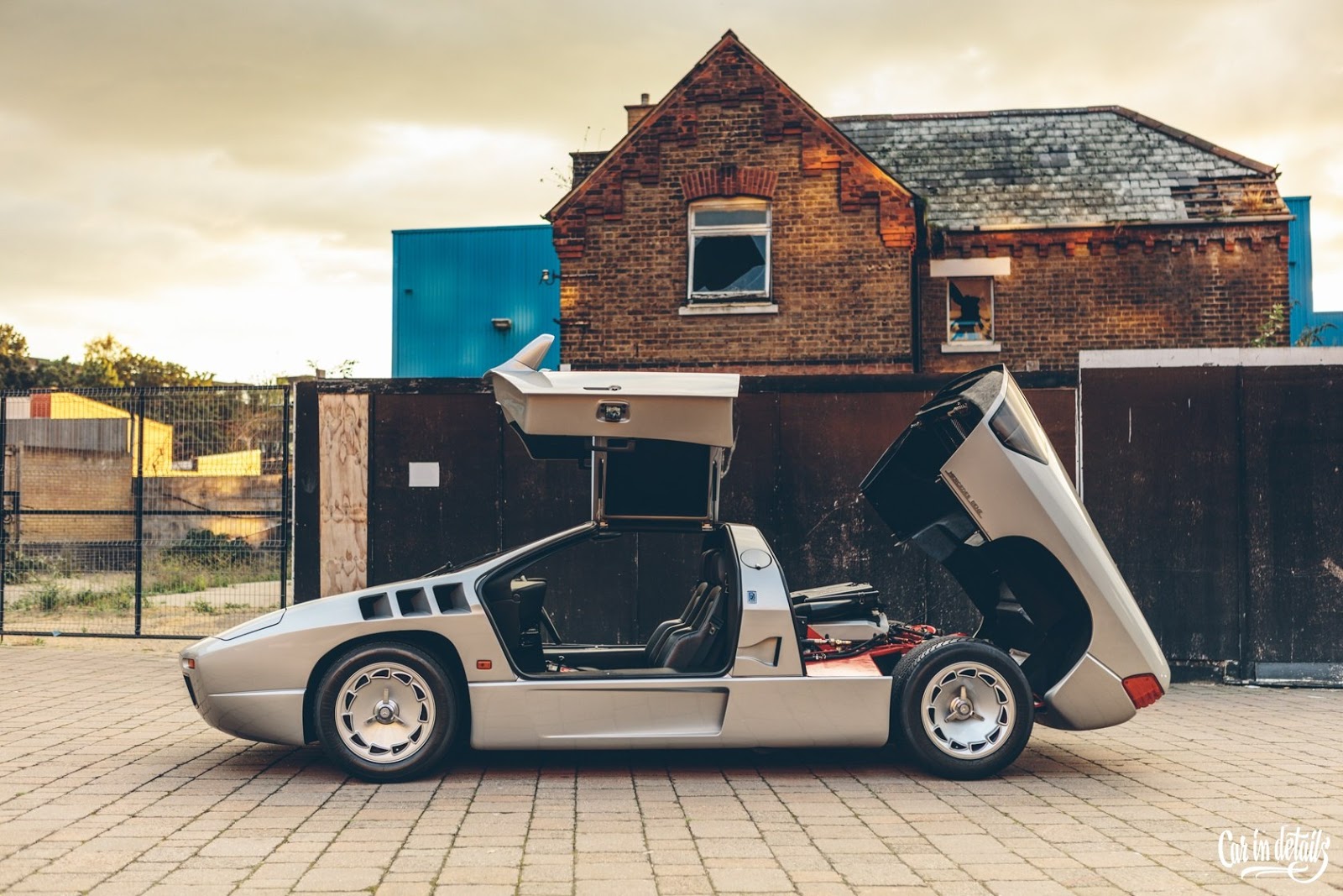 Как называются двери которые открываются вверх - 90 фото