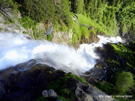 Cascada de Stubeinfall en el valle de Ötztal, Tirol, Austria