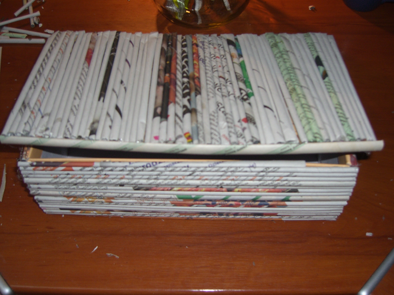 книжная полка из газетных трубочек