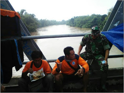 BABINSA NEWUNG PANTAU LOKASI BENCAL BANJIR DI WILAYAH KORAMIL 13/SUKODONO BABINSA NEWUNG PANTAU LOKASI BENCAL BANJIR DI WILAYAH KORAMIL 13/SUKODONO