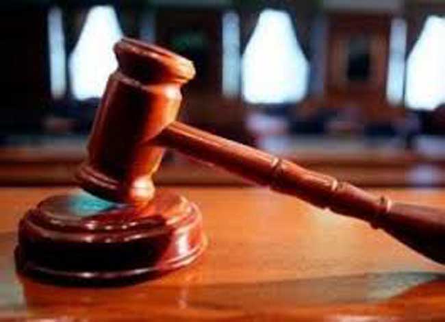 Koruptor Dana SP Tetap Dituntut Lima Tahun Ambon, Malukupost.com - Jaksa penuntut umum Kejaksaan Negeri Masohi, Kabupaten Maluku Tengah tetap mempertahankan tuntutan lima tahun penjara terhadap Adela Selano, terdakwa korupsi dana Sensus Pertanian (SP) 2013 milik Badan Pusat Statistik yang disalurkan melalui PT. Pos Cabang Masohi. "Kami tetap pada tuntutan semula yang meminta majelis hakim tipikor pada Kantor Pengadilan Negeri Ambon menjatuhkan vonis lima tahun penjara," kata JPU Tommy Lesnusa dalam persidangan di PN Ambon, Kamis (10/11). Tanggapan JPU disampaikan dalam persidangan dipimpin ketua majelis hakim tipikor, Abdul Halim Amran didampingi Syamsidar Nawawi dan Bernard Panjaitan selaku hakim anggota, setelah dalam persidangan sebelumnya penasihat hukum terdakwa, Beny Tasijawa meminta tuntutan hukuman atas kliennya diringankan. Terdakwa Adela Selano adalah mantan Kepala PT. Pos (Persero) Indonesia Cabang Masohi, Kabupaten Maluku Tengah tahun 2013 yang didakwa melanggar pasal 2 ayat (1) Undang-Undang nomor 31 tahun 1999 sebagaimana telah diubah dengan UU nomor 20 tahun 2001 tentang pemberantasan tindak pidana korupsi, juncto pasal 64 KUH Pidana. Selain tetap pada tuntutan lima tahun penjara, JPU juga minta majelis hakim menghukum terdakwa membayar denda sebesar Rp200 juta subsider enam bulan kurungan serta ganti rugi keuangan negara sebesar Rp1,045 miliar sehingga harta benda terdakwa akan disita dan dilelang untuk menutupi kerugian keuangan negara, dan apabila tidak mencukupi maka kepadanya dikenakan hukuman tambahan berupa penjara selama dua tahun. Jaksa menyatakan, alasan yang memberatkan terdakwa dituntut hukuman karena tidak menjalankan tugas pokok dan fungsinya sebagai kepala cabang PT. Pos di Masohi dan perbuatannya telah menimbulkan kerugian keuangan negara sebesar Rp1,045 miliar. Sedangkan yang meringankan adalah yang bersangkutan bersikap sopan serta kooperatif, belum pernah dihukum, dan telah mengembalikan uang sebesar Rp45 juta. Pada tahun 2013 lalu, Badan Pusat Statistik Kabupaten Maluku Tengah mendapatkan kucuran dana APBN sebesar Rp4,642 miliar untuk kegiatan Sensus Pertanian 2013 yang disalurkan melalui PT. Pos Cabang Masohi. Dari alokasi dana SP 2013 oleh BPS Malteng Rp4,642 miliar, ditambahkan biaya wesel pos karena mekanisme pembayarannya melalui PT. Pos Indonesia (Persero) dengan alokasi sebesar Rp1,045 miliar. Kemudian Kepala BPS Malteng melakukan koordinasi dengan terdakwa untuk proses pembayaran honoraroium petugas sensus pertanian setempat dan dibuatlah perjanjian kerja, namun belakangan terjadi penyimpangan sehingga timbul kerugian negara senilai Rp1,034 miliar. Majelis hakim tipikor menunda persidangan hingga pekan depan dengan agenda pembacaan putusan majelis. (MP-4)