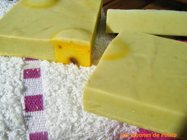 Jabón de perejil con circulitos de jabón de naranja y limón