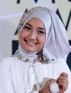19 Gaya Hijab Dan Baju Muslim Modern Ala Fatin Shidqia Lubis 19 Gaya Hijab Dan Baju Muslim Modern Ala Fatin Shidqia Lubis