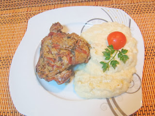 Friptura de curcan in sos de vin cu pireu de telina