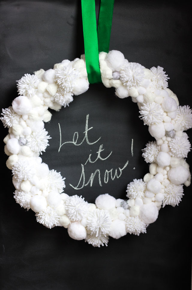 Let it Snow! Love this DIY snowball wreath Let it Snow! Love this DIY snowball wreath