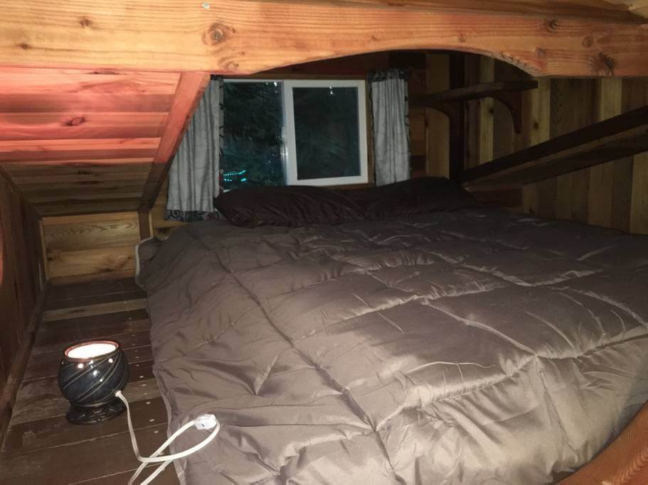 08-Master-Bedroom-Andrew-Airbnb-Tiny-House-Architecture-in-Marrowstone-Washington-www-designstack-co
