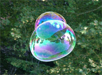 Burbujas de jabón con reflejos iridiscentes