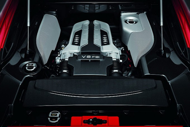 2013_Audi_R8_Facelift_V8_Engine