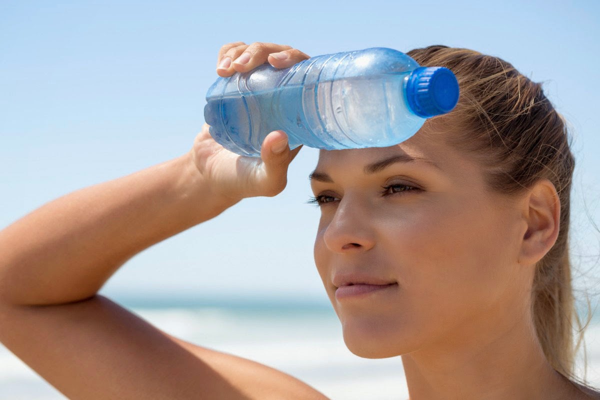 Холодная вода в жару. Пить воду. Человек с бутылкой воды. Девушка с бутылкой воды. Питье воды.