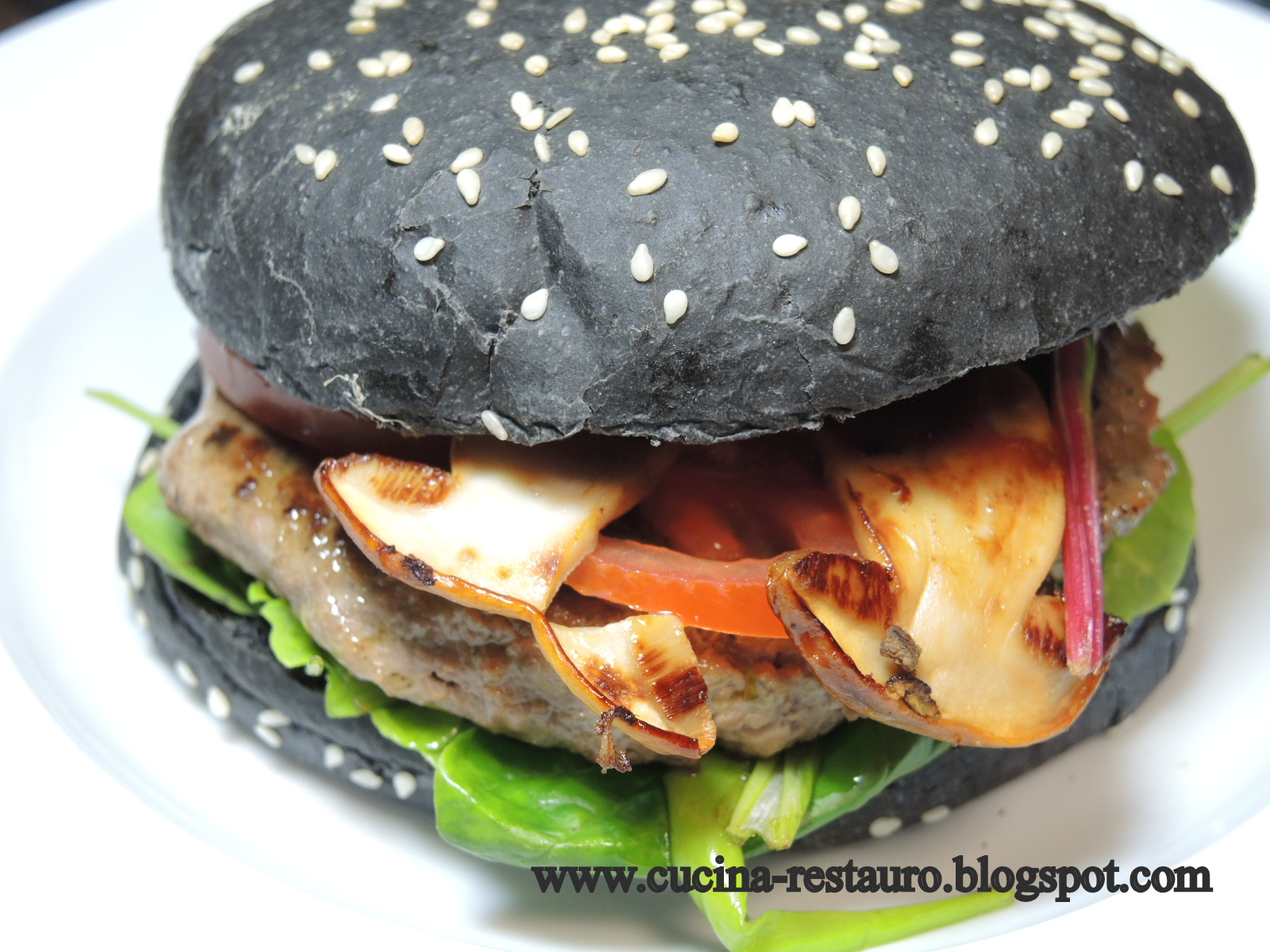 Schwarzer Rehburger mit Steinpilz und Kornelkirsch-Ketchup