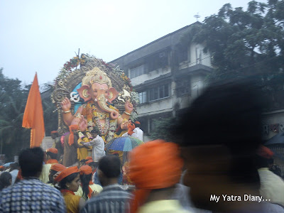 A very Huge Ganpati idol of Shiv Mitra Mandal being taken for visarjan in a cart