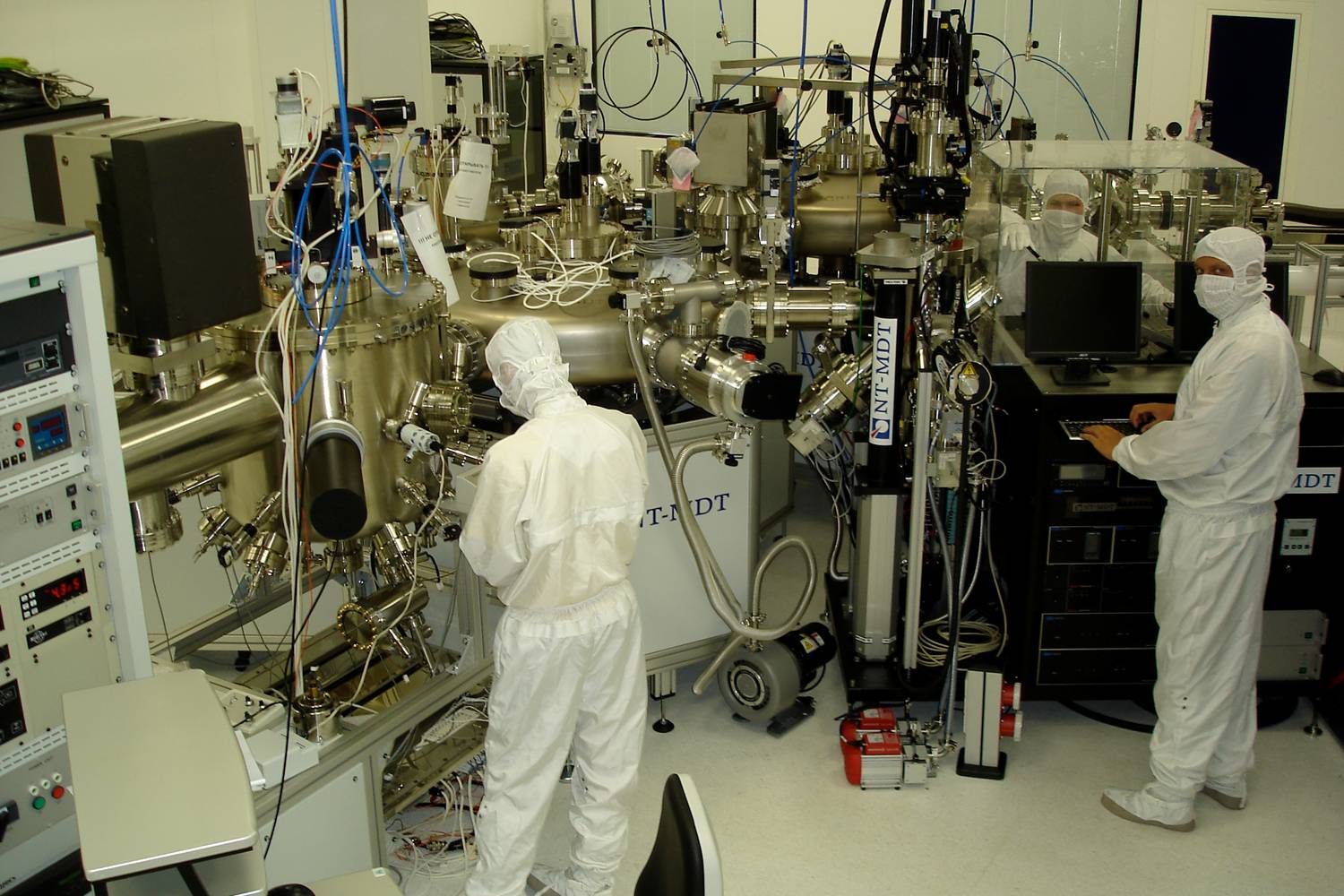 Нанотехнологии в промышленности. Нанотехнологии производство. Лаборатория нанотехнологий. Научное оборудование.