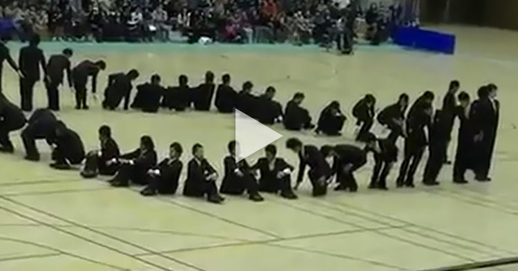 Amazing "synchronized walking" performed by a Japanese group