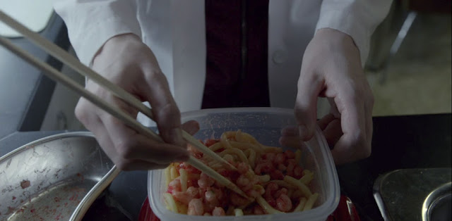 EPISODIO 1 izombie : Piloto vemos a la protagonista comiendo con palillos directamente de un tupper