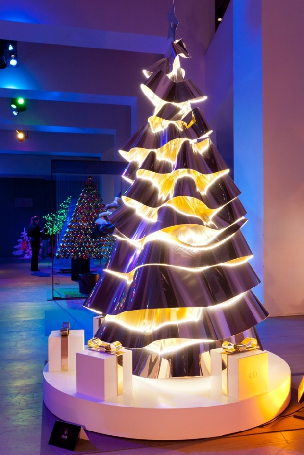 Louis Vuitton Place Vendôme Christmas tree is up 🎄 #louisvuittonwindows  #teamworkmakesthedreamwork thank you t…