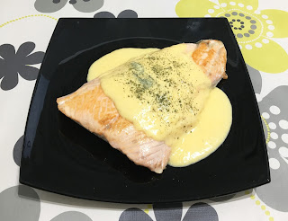 Grilled salmon with hollandaise sauce