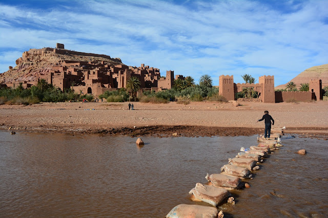 Arrivée sur le ksar en traversant l'oued. Maroc Arrivée sur le ksar en traversant l'oued. Maroc