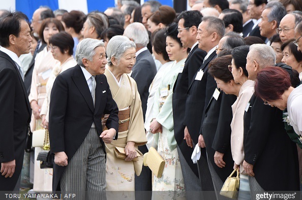  Emperor Akihito and Empress Michiko speak to the Nobel Prize laureate Isamu Akasaki and his wife Ryoko during the spring garden party at Akasaka Palace on April 21, 2015 in Tokyo, Japan