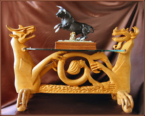 Dragones y sirena (mesa con cristal ovalado). Altura: 60 cm. Longitud: 102 cm. Madera de arce Mesa dragones y sirena. Talla en madera de Serapio Hernández