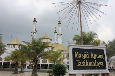 ngabuburit bulan ramadhan di masjid agung kota tasikmalaya, buka puasa dan tarawih