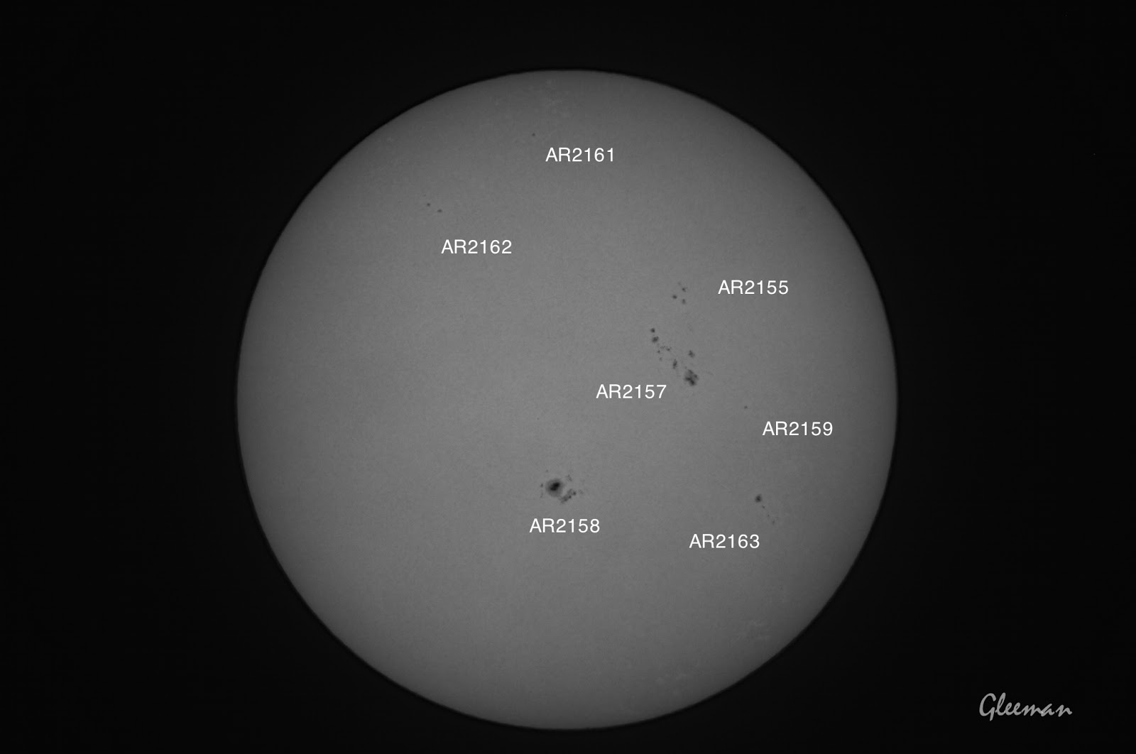 躍的太陽黑子，其中AR2158爆發了X級的太陽閃焰