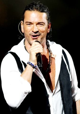 Ricardo Arjona Foto de Ricardo Arjona con cabello amarrado