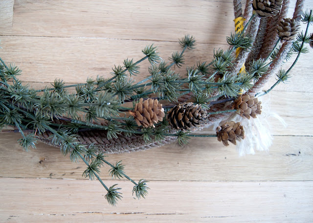 How to Make A Simple Winter Rope Wreath - step by step tutorial
