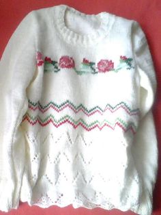 Dzianinowy swetrek z różami