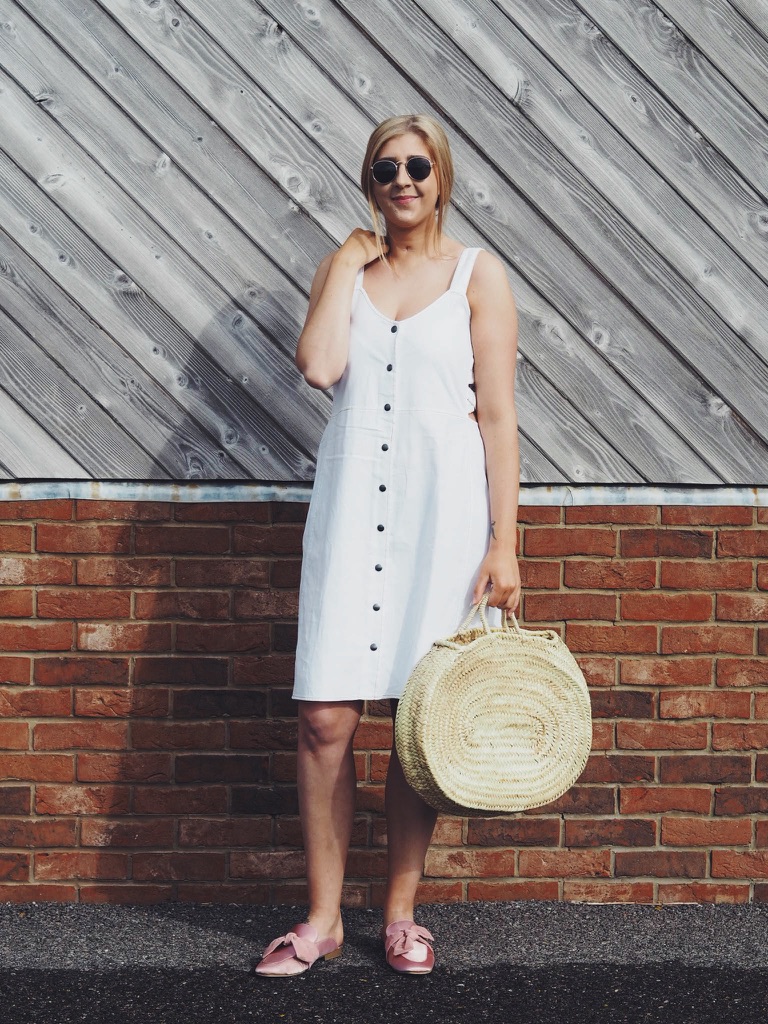fbloggers, fashionbloggers, asseenonme, wiw, whatimwearing, lotd, lookoftheday, ootd, outfitoftheday, whitemididress, fashionbloggers, fashionblogger, primarkraybansunglasses, buttonthroughdress, slingbackshoes, strawbag