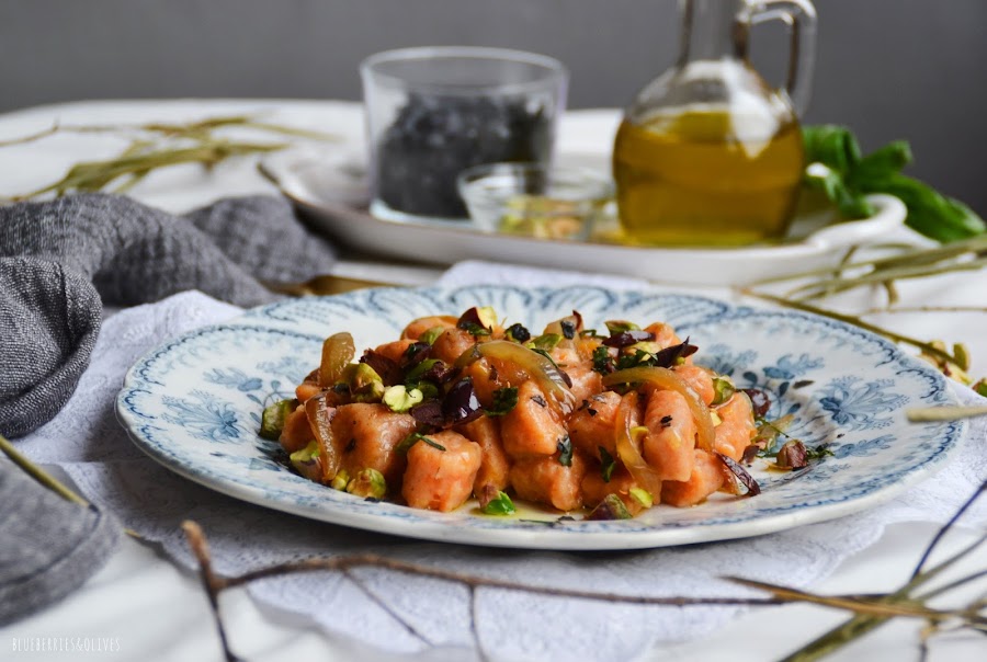 GNOCCHIS DE BONIATO CON ACEITUNAS Y PISTACHOS (SG, SL, VEG)