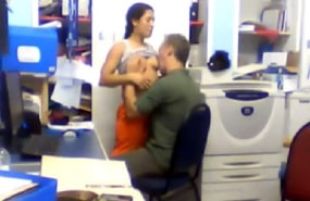Secretária filma escondido o sexo que fez com o patrão sexo no escritório