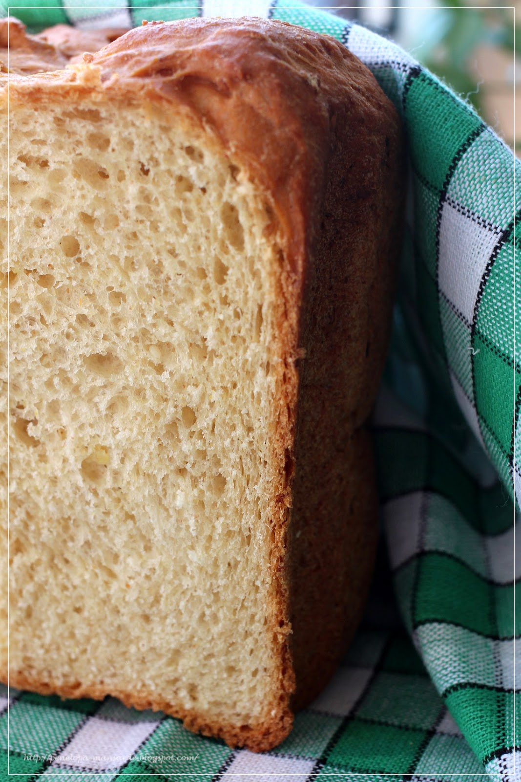 Кукурузная мука хлебопечка рецепты. Хлеб из кукурузной муки. Хлеб с кукурузной мукой. Маисовый хлеб. Хлеб с кукурузной мукой в хлебопечке.