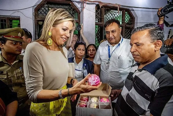 Queen Maxima visited a Cricket Factory, who got a loan from Aye Finance in Meerut in Uttar Pradesh. Queen wore Salvatore Ferragamo flat and earrings