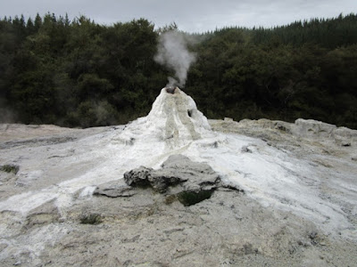 Géiser Lady Know. Wai-o-Tapu, Nueva Zelanda Géiser Lady Know. Wai-o-Tapu, Nueva Zelanda