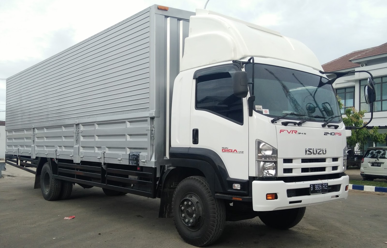 Harga Isuzu Traga Giga Elf  Promo DP Murah  Harga Promo 