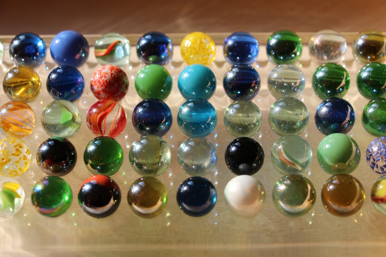 BARFUSS IM GRAS: Legespiel mit Murmeln a´la Montessori