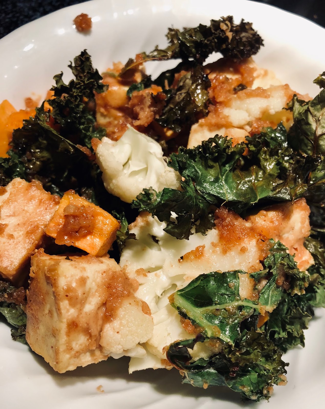 Fil et fouet Tofu et kale en plaque, sauce à l'arachide