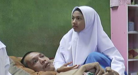 Tabah Rawat Ayahnya Yang Lumpuh, Gadis Berhijab Ini Peroleh Kesempatan Gapai Cita-Citanya