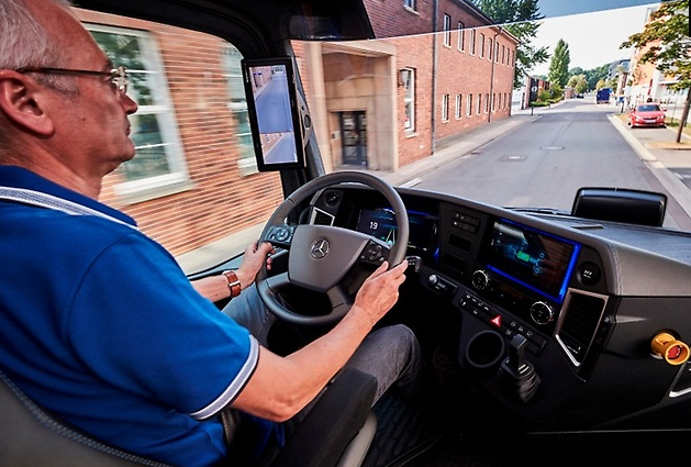The Mercedes-Benz Urban eTruck Connectivity meets eMobility The Mercedes-Benz Urban eTruck Connectivity meets eMobility
