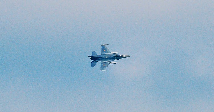 Een uitzonderlijk moment met een ode aan Saint-Thibaut. Deze F-16 gaat rechtstreeks op het doel af. 