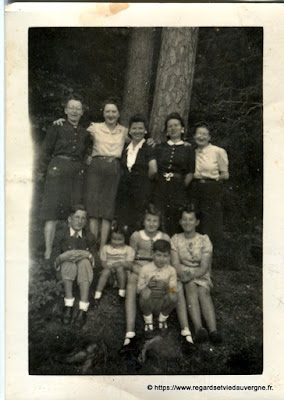Photo noir et blanc ancienne : femmes et enfants Photo noir et blanc ancienne : femmes et enfants