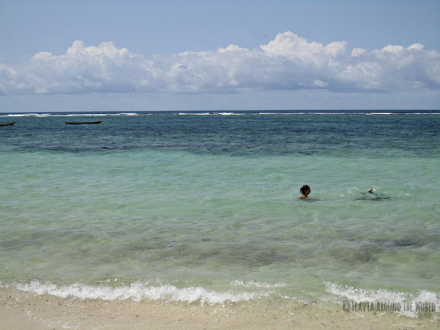 Noe y Sami en la playa Playa de Tiwi, Kenia