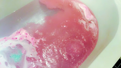 Blogmas Day 9: Lush Mistletoe Bath Bomb Review